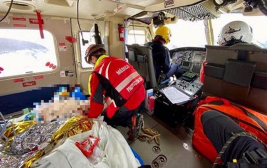 Traslado del operario de Adif en el helicoptero del 112. Traslado del operario de Adif en el helicoptero del 112.