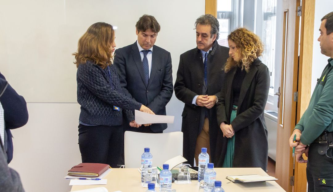 Jaime González, junto al consejero de Industria, Francisco Martín, la ex directora del Puerto y la delegada del Gobierno, Ainoa Quiñones. Jaime González, junto al consejero de Industria, Francisco Martín, la ex directora del Puerto y la delegada del Gobierno, Ainoa Quiñones.