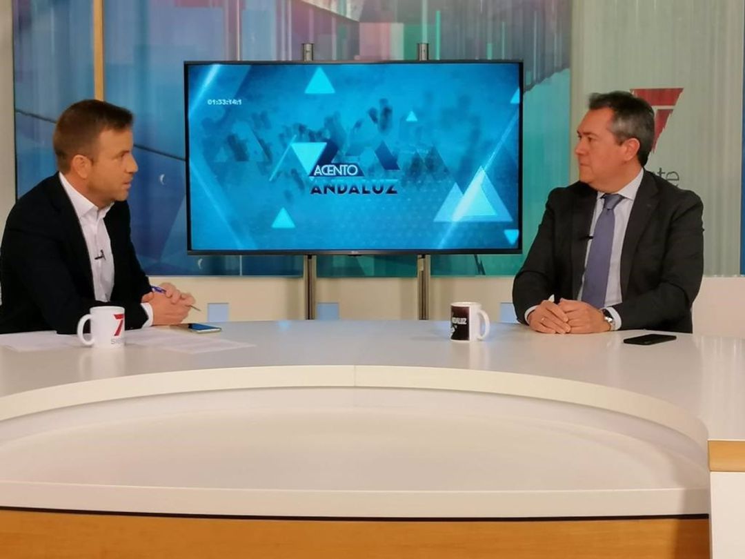 Juan Espadas y Fernando Pérez Monguió durante la entrevista en 7 Televisión Juan Espadas y Fernando Pérez Monguió durante la entrevista en 7 Televisión