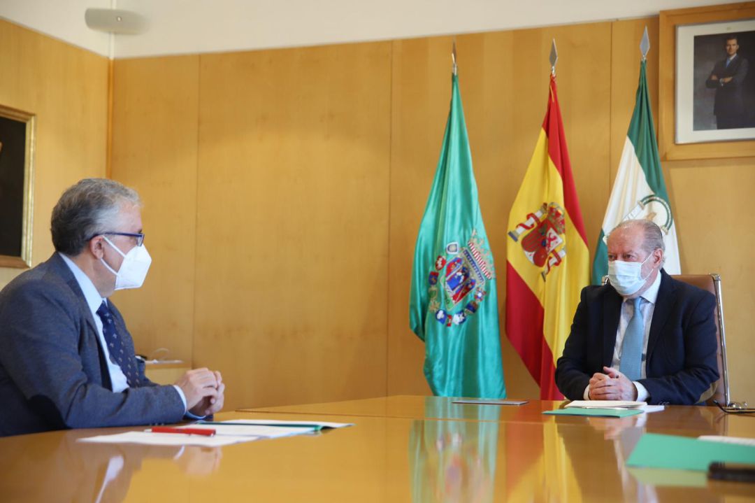 Villalobos y el alcalde de Bormujos durante su reunión de trabajo en torno al Proyecto NIDO Villalobos y el alcalde de Bormujos durante su reunión de trabajo en torno al Proyecto NIDO