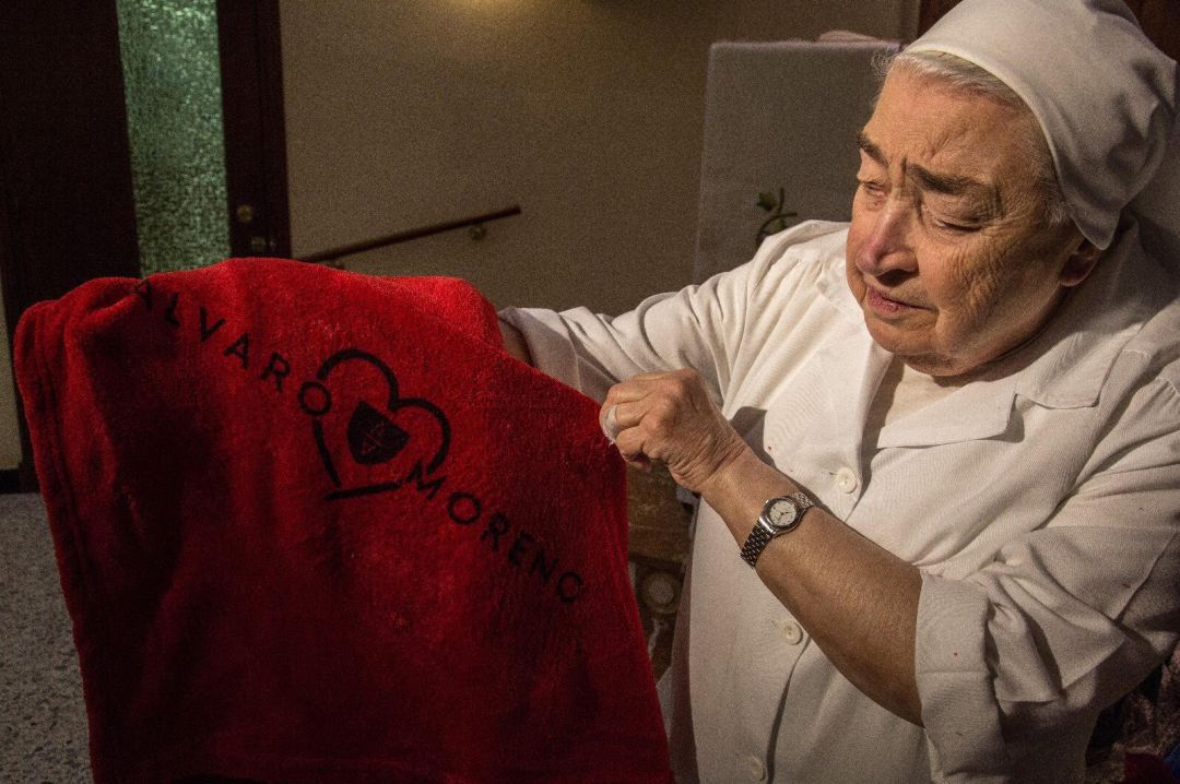 Una de las "mantas con alma" con las que la firma Álvaro Moreno ha recaudado 24.500 euros para el comedor social de las Hijas de la Caridad del Pumarejo, en Sevilla Una de las "mantas con alma" con las que la firma Álvaro Moreno ha recaudado 24.500 euros para el comedor social de las Hijas de la Caridad del Pumarejo, en Sevilla