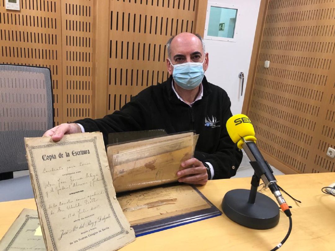 José Antonio Esquinas muestra algunos de los documentos alusivos a Joselito El Gallo José Antonio Esquinas muestra algunos de los documentos alusivos a Joselito El Gallo