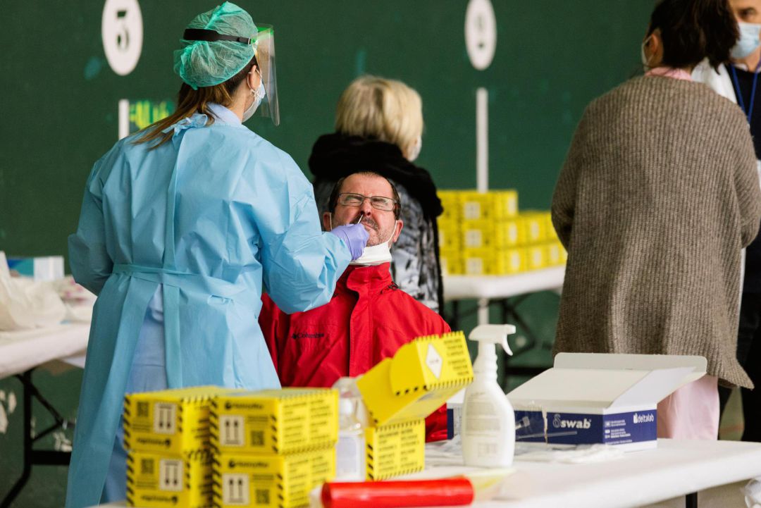 Un vecino de Agurain se somete a una prueba PCR durante un cribado masivo iniciado este miércoles debido a la alta tasa de incidencia del Covid-19 en esta localidad alavesa. Un vecino de Agurain se somete a una prueba PCR durante un cribado masivo iniciado este miércoles debido a la alta tasa de incidencia del Covid-19 en esta localidad alavesa.