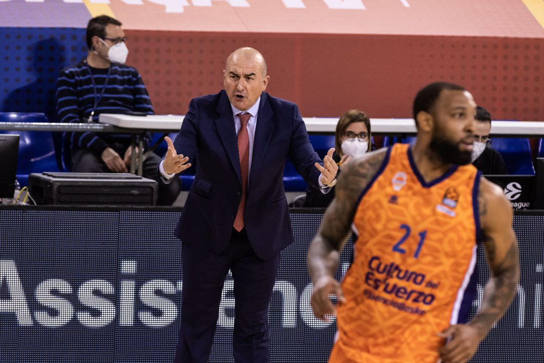 Jaume Ponsarnau, Head coach of Valencia Basket gestures during the Turkish Airlines EuroLeague match between FC Barcelona and Valencia Basket at Palau Blaugrana on January 07, 2021 in Barcelona, Spain.
AFP7
ONLY FOR USE IN SPAIN Jaume Ponsarnau, Head coach of Valencia Basket gestures during the Turkish Airlines EuroLeague match between FC Barcelona and Valencia Basket at Palau Blaugrana on January 07, 2021 in Barcelona, Spain.
AFP7
ONLY FOR USE IN SPAIN