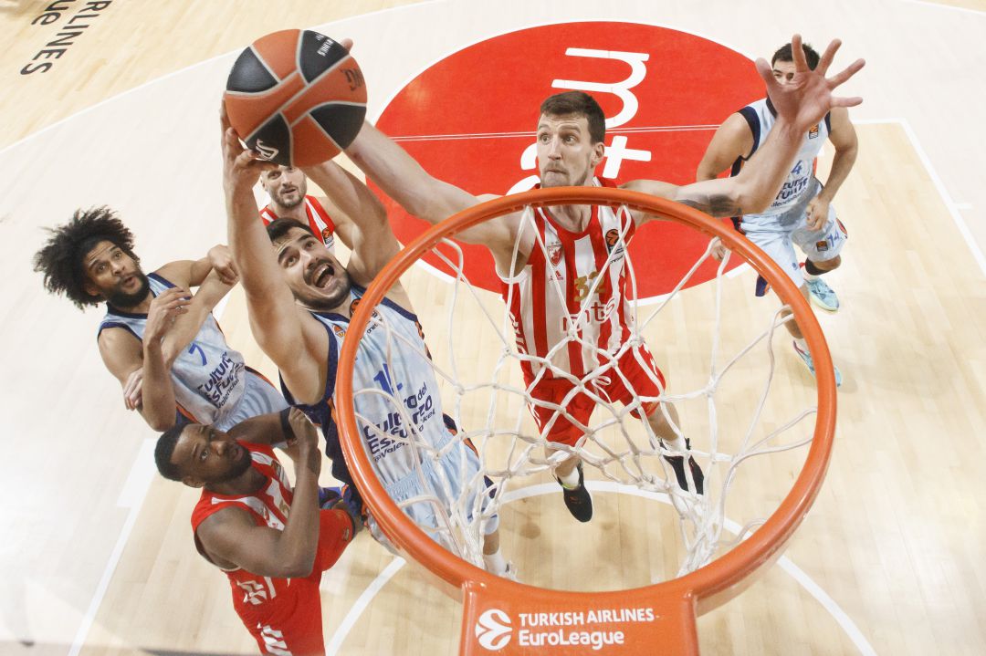 Nikola Kalinic y Ognjen Kuzmic, compiten por un balón en el partido disputado en Belgrado Nikola Kalinic y Ognjen Kuzmic, compiten por un balón en el partido disputado en Belgrado