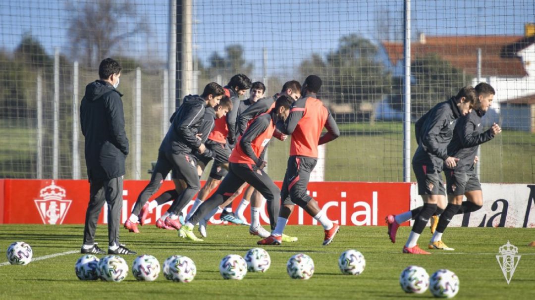 Entrenamiento del Sporting en la Escuela de Fútbol de Mareo. Entrenamiento del Sporting en la Escuela de Fútbol de Mareo.