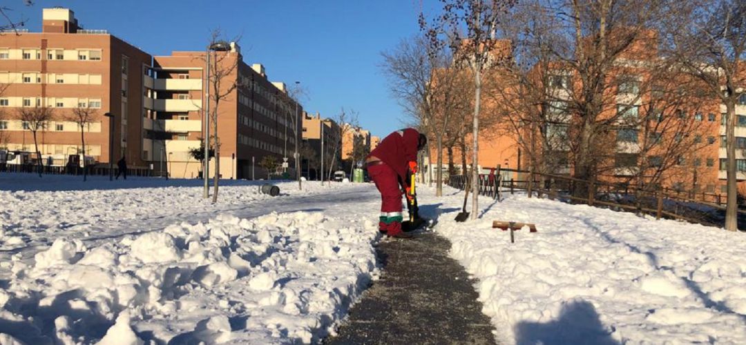 Un operario despeja las calles de nieve Un operario despeja las calles de nieve