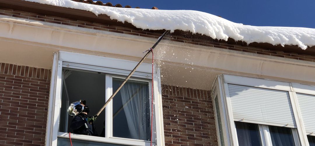El dron comprueba riesgos por la acumulaciónd de nieve en lugares como las cornisas de los edficios. El dron comprueba riesgos por la acumulaciónd de nieve en lugares como las cornisas de los edficios.