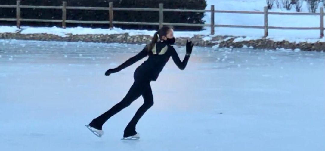 Alexandra Kuldishov aprovechó el temporal para ser la primera persona patinando en el lago helado de El Restón Alexandra Kuldishov aprovechó el temporal para ser la primera persona patinando en el lago helado de El Restón