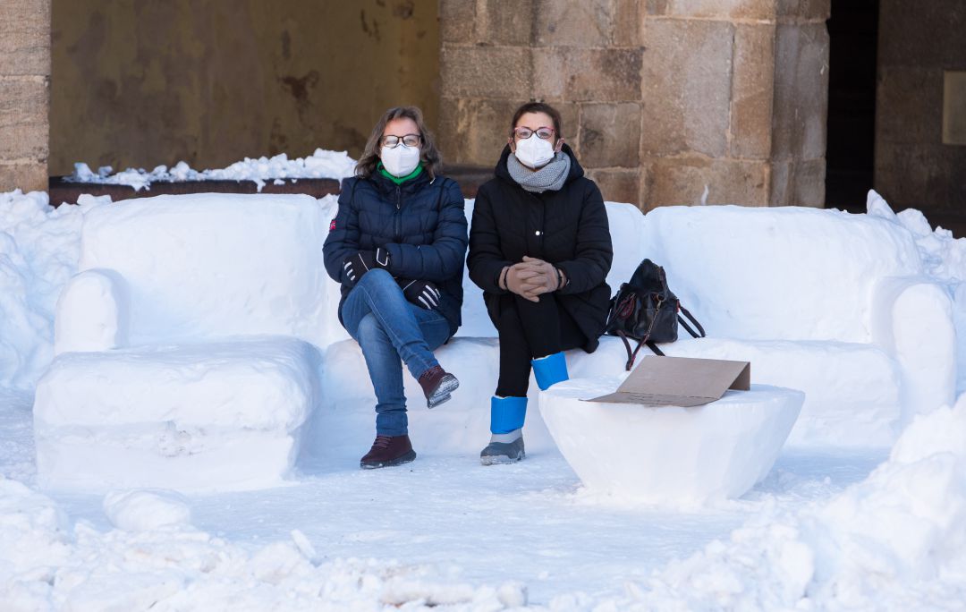 Dos mujeres sentadas sobre un banco de nieve en Albarracín, Teruel. Dos mujeres sentadas sobre un banco de nieve en Albarracín, Teruel.