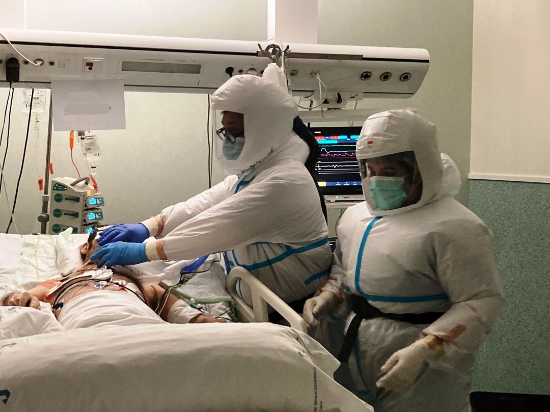 Profesionales de la Unidad de Cuidados Intensivos (UCI) de un hospital en una imagen de archivo. Profesionales de la Unidad de Cuidados Intensivos (UCI) de un hospital en una imagen de archivo.
