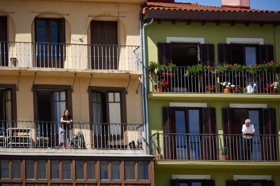 Dos personas en sus balcones durante el confinamiento en mayo de 2020 Dos personas en sus balcones durante el confinamiento en mayo de 2020