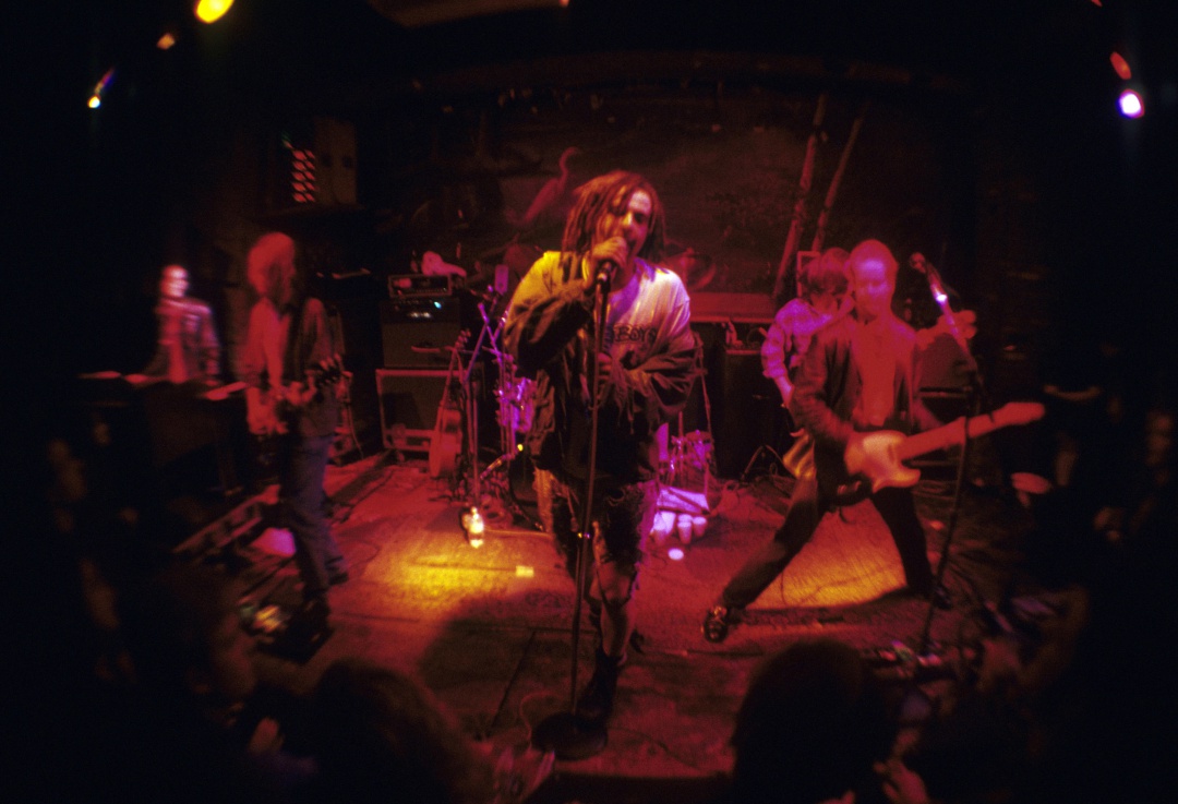 Counting Crows durante una actuación en Nueva York en 1993 Counting Crows durante una actuación en Nueva York en 1993