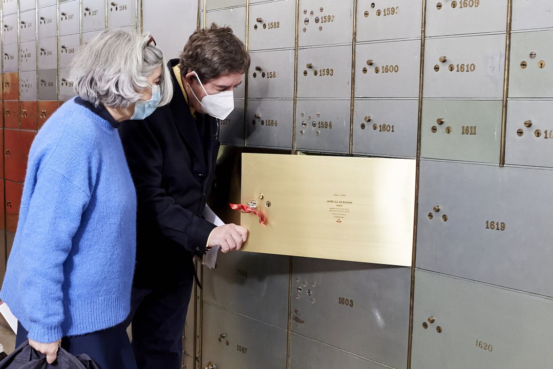 El director del Instituto Cervantes, Luis García Montero, e Inés García-Albi, sobrina de Jaime Gil de Biedma, depositan el legado del poeta en la Caja de las Letras El director del Instituto Cervantes, Luis García Montero, e Inés García-Albi, sobrina de Jaime Gil de Biedma, depositan el legado del poeta en la Caja de las Letras