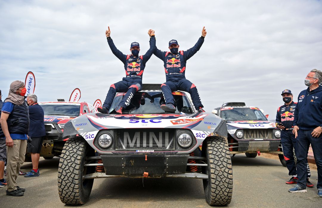 Stephane Peterhansel celebra la victoria conseguida en el Rally Dakar 2021 Stephane Peterhansel celebra la victoria conseguida en el Rally Dakar 2021