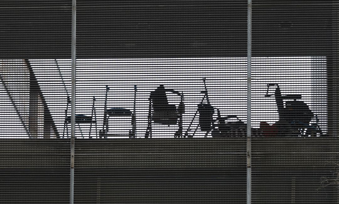 Fachada de un centro de personas mayores en Sevilla Fachada de un centro de personas mayores en Sevilla