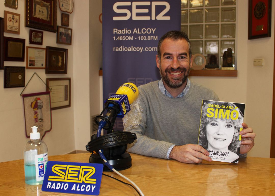 Jordi Tormo mostra en els estudis de Radio Alcoy un exemplar del llibre 'Isabel-Clara Simó, una veu lliure i compromesa' Jordi Tormo mostra en els estudis de Radio Alcoy un exemplar del llibre 'Isabel-Clara Simó, una veu lliure i compromesa'