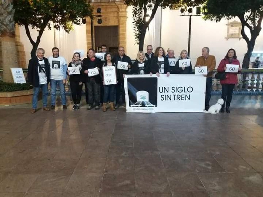 Una de las concentraciones de "Un siglo sin tren" en la Plaza Alta de Algeciras. Una de las concentraciones de "Un siglo sin tren" en la Plaza Alta de Algeciras.