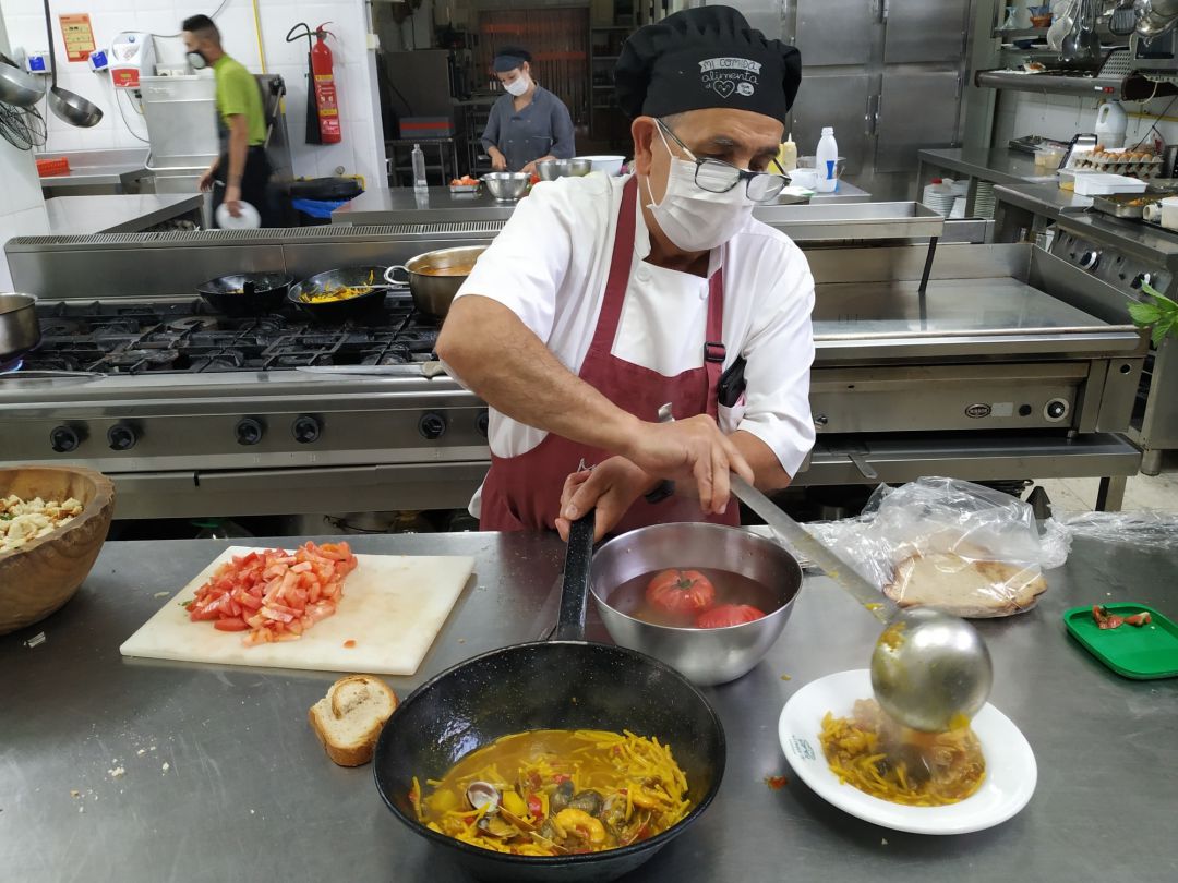 Jesús Acosta, propietario del Restaurante Al Andalus en acción Jesús Acosta, propietario del Restaurante Al Andalus en acción