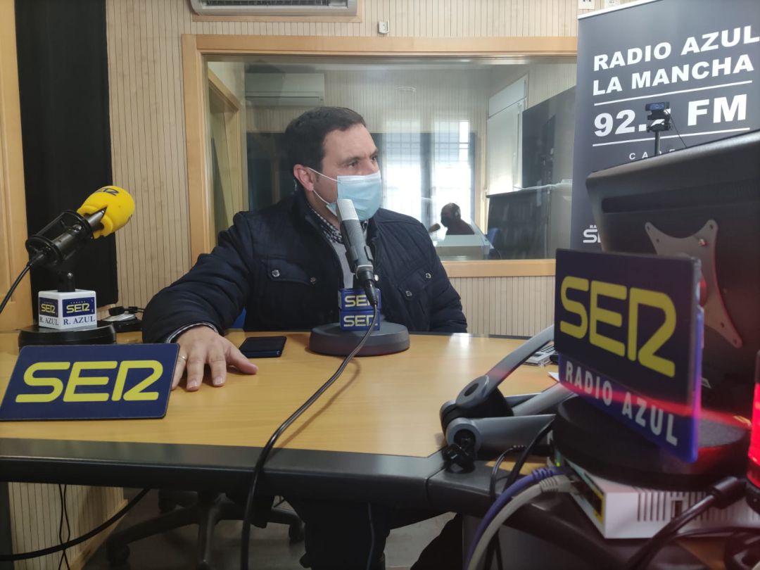 Álvaro Martínez Chana en los estudios de Radio Azul Álvaro Martínez Chana en los estudios de Radio Azul