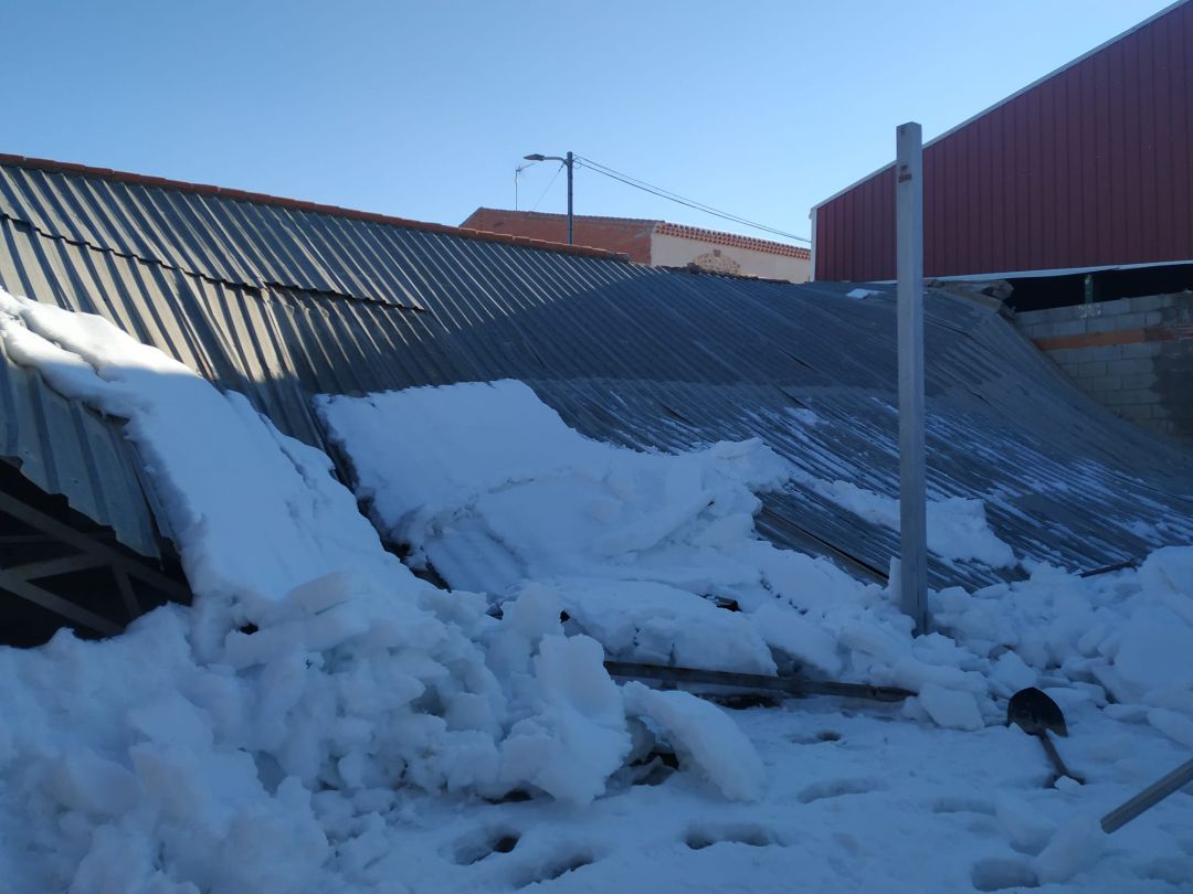 Un tejado derribado por el peso de la nieve en el municipio Un tejado derribado por el peso de la nieve en el municipio