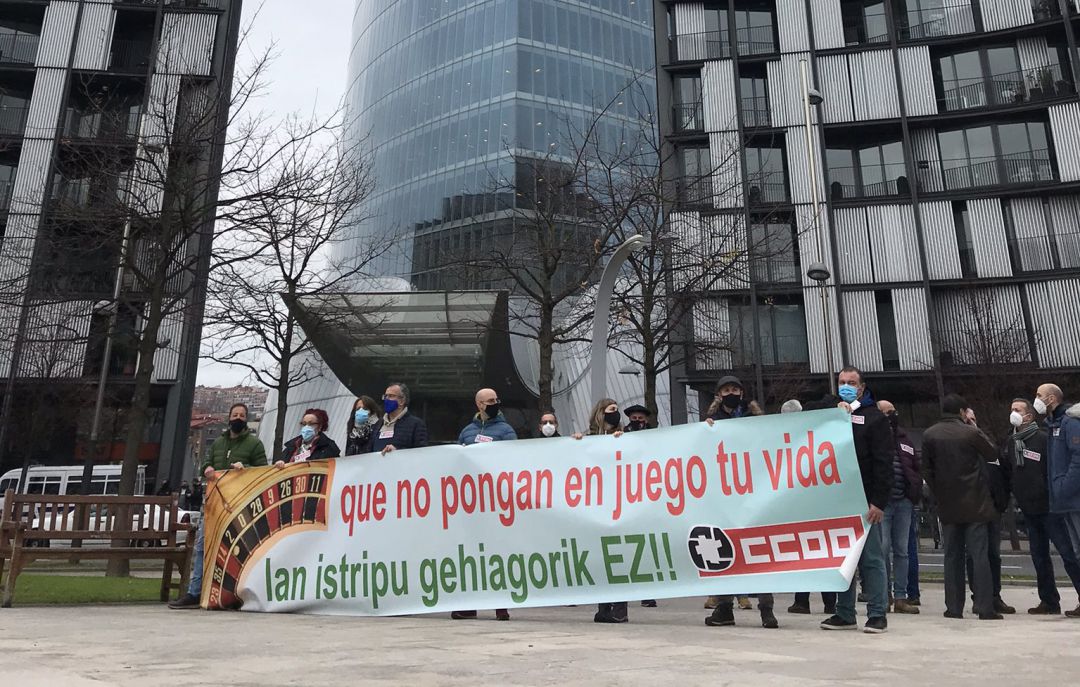 Los manifestantes han portado una pancarta con el lema "Prekarietatea Hiltzailea" y una tumba de cartón para denunciar los fallecidos del pasado año 2020 Los manifestantes han portado una pancarta con el lema "Prekarietatea Hiltzailea" y una tumba de cartón para denunciar los fallecidos del pasado año 2020