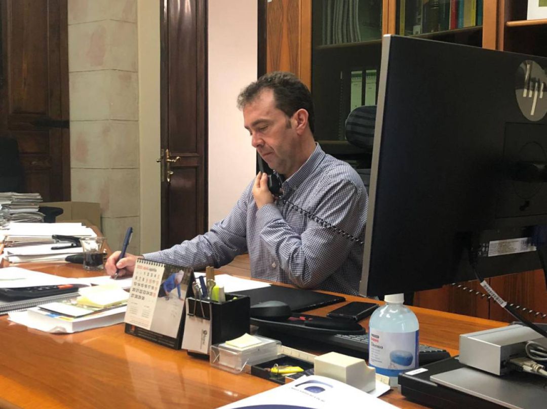 El alcalde de Ermua, Juan Carlos Abascal, en su despacho del ayuntamiento El alcalde de Ermua, Juan Carlos Abascal, en su despacho del ayuntamiento