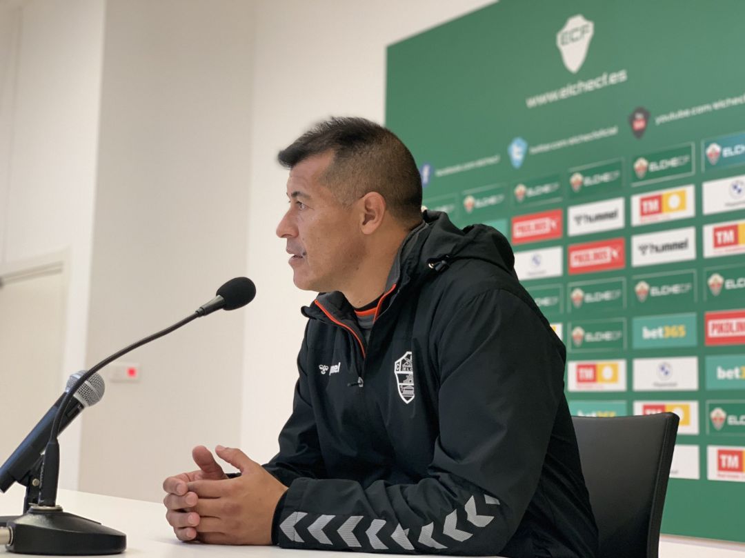 Jorge Almirón en la Sala de Prensa del Martínez Valero Jorge Almirón en la Sala de Prensa del Martínez Valero