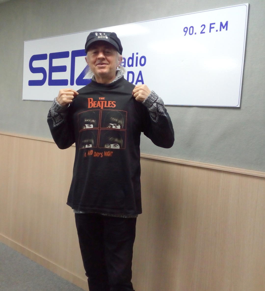 Lenon, fan de The Beatles, en el estudio de Radio Elda SER, ataviado con una camiseta y gorra del grupo de Liverpool Lenon, fan de The Beatles, en el estudio de Radio Elda SER, ataviado con una camiseta y gorra del grupo de Liverpool