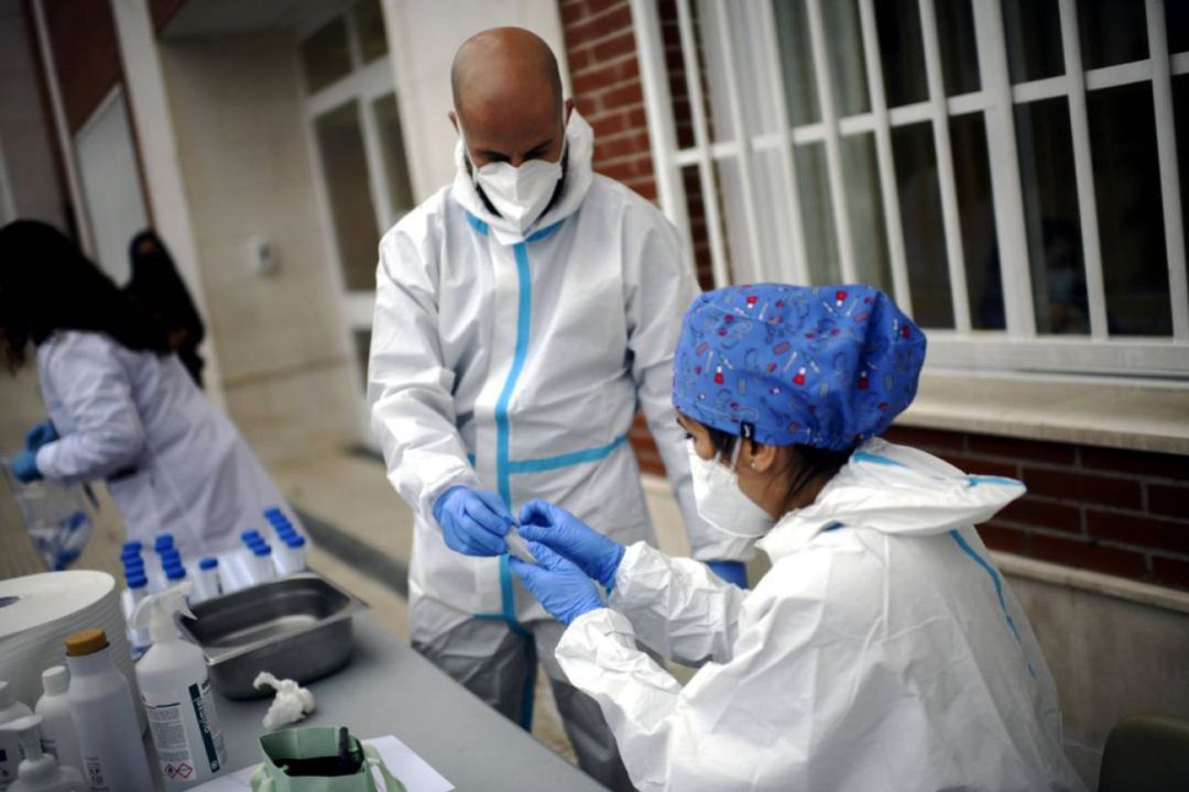 Sanitarios realizando pruebas PCR Sanitarios realizando pruebas PCR