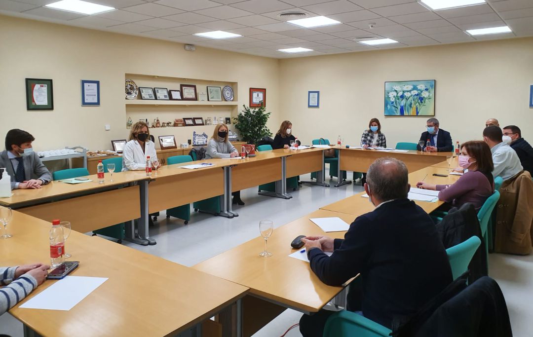 Alcaldes y alcaldesas de la campiña jiennense quisieron explicar, de primera mano, a la delegada de Salud los numerosos problemas del Hospital Alto Guadalquivir de Andújar Alcaldes y alcaldesas de la campiña jiennense quisieron explicar, de primera mano, a la delegada de Salud los numerosos problemas del Hospital Alto Guadalquivir de Andújar