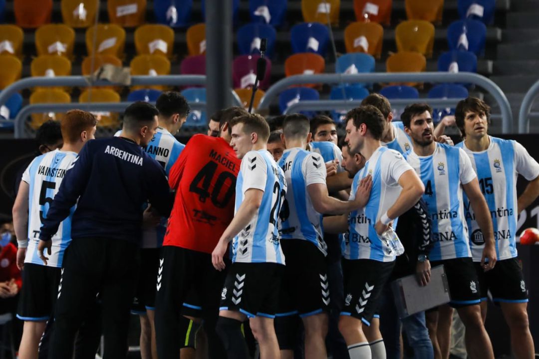 Cadenas da instrucciones durante el estremo de Argentina en el torneo Cadenas da instrucciones durante el estremo de Argentina en el torneo