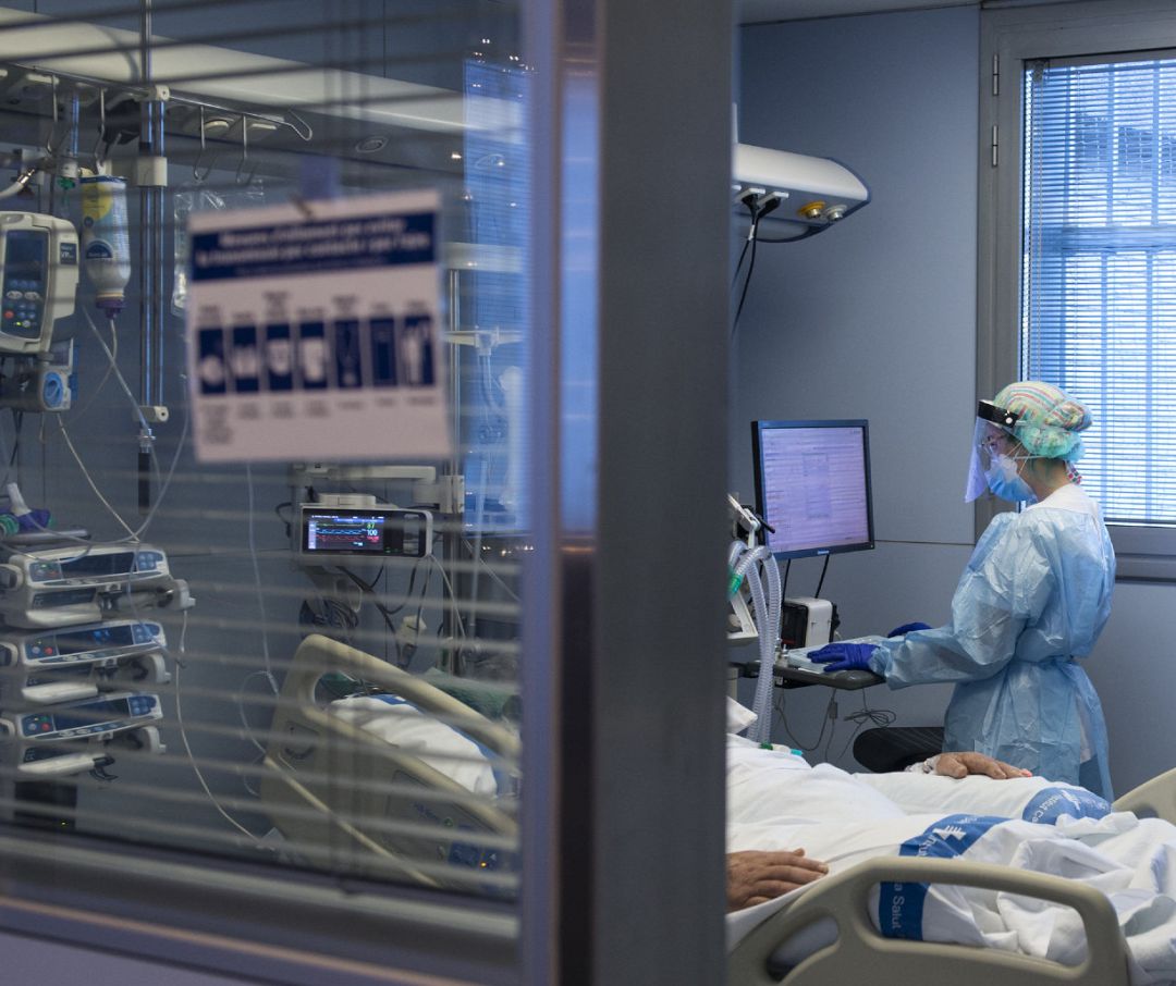 Personal sanitario atendiendo a un paciente ingresado en la Unidad de Cuidados Intensivos (UCI) Personal sanitario atendiendo a un paciente ingresado en la Unidad de Cuidados Intensivos (UCI)