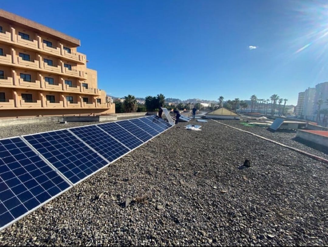Imagen de las placas solares instaladas en el colegio La Noria de Almuñécar Imagen de las placas solares instaladas en el colegio La Noria de Almuñécar