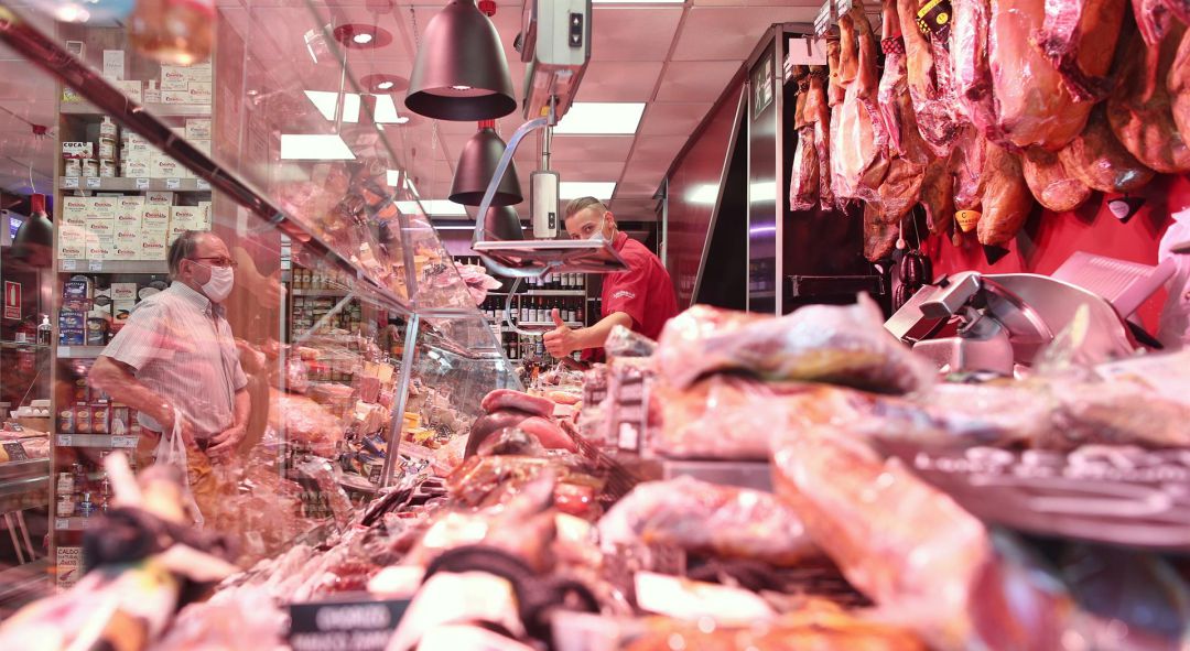 Un hombre trabaja en una carnicería el día en el que el INE ha publicado el Índice de Precios de Consumo (IPC) Un hombre trabaja en una carnicería el día en el que el INE ha publicado el Índice de Precios de Consumo (IPC)