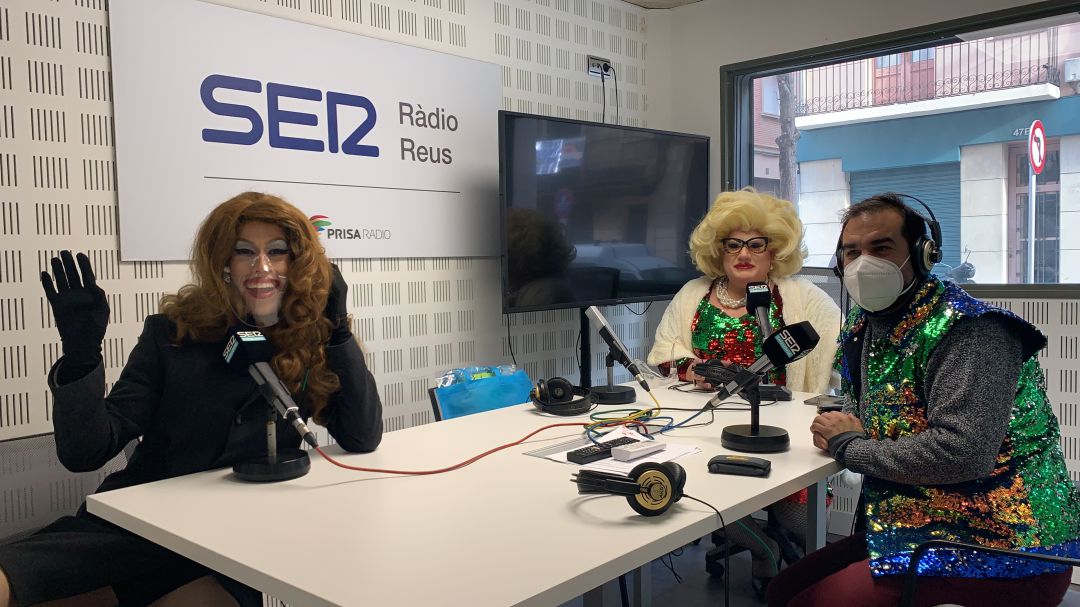 D'esquerra a dreta: Lady Savannah, La Mega Pubilla i Màgic Manu als estudis de Ràdio Reus. D'esquerra a dreta: Lady Savannah, La Mega Pubilla i Màgic Manu als estudis de Ràdio Reus.