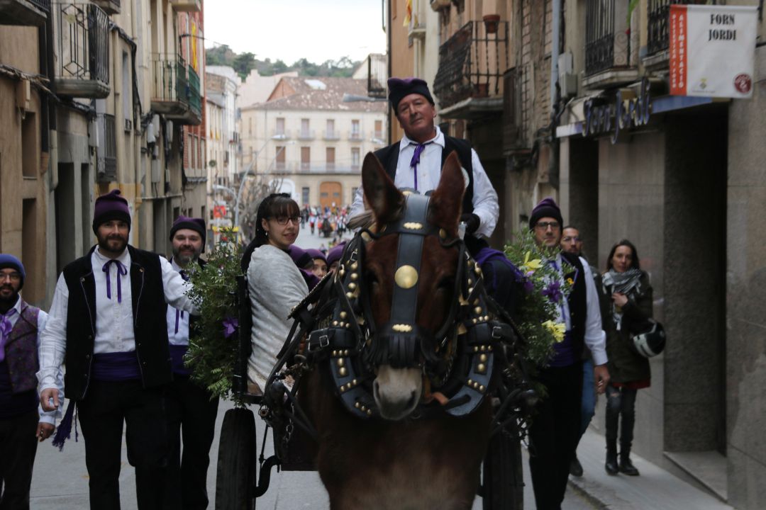 L'encamisada de Falset, una de les variacions de la festa de Sant Antoni Abat. L'encamisada de Falset, una de les variacions de la festa de Sant Antoni Abat.
