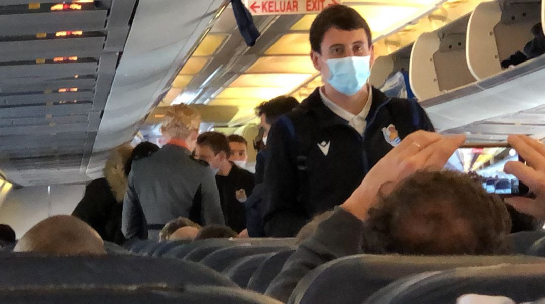 Oyarzabal entra visiblemente afectado al avión de vuelta de Córdoba Oyarzabal entra visiblemente afectado al avión de vuelta de Córdoba