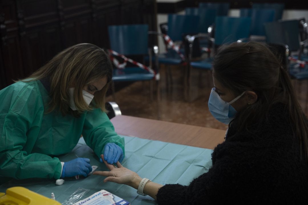 Comienzo de los test de cribado de la Covid-19 al personal docente en la educación antes del retorno a la actividad laboral. En la imagen, profesores se realizan dicha prueba en las instalaciones del Hospital Militar de Sevilla, (Foto de archivo). Comienzo de los test de cribado de la Covid-19 al personal docente en la educación antes del retorno a la actividad laboral. En la imagen, profesores se realizan dicha prueba en las instalaciones del Hospital Militar de Sevilla, (Foto de archivo).