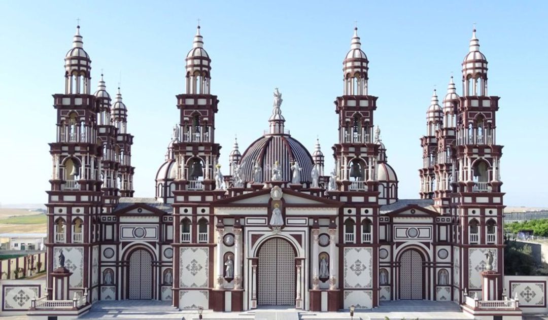 Basílica de la Iglesia palmariana, en El Palmar de Troya Basílica de la Iglesia palmariana, en El Palmar de Troya