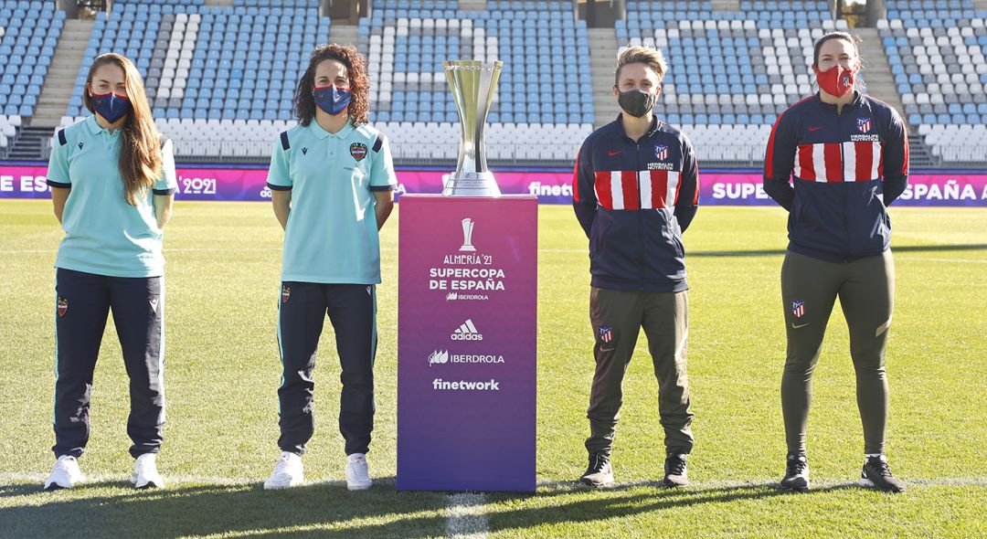 Jugadoras del Atlético de Madrid y el Levante posan con el trofeo de la Supuercopa Jugadoras del Atlético de Madrid y el Levante posan con el trofeo de la Supuercopa