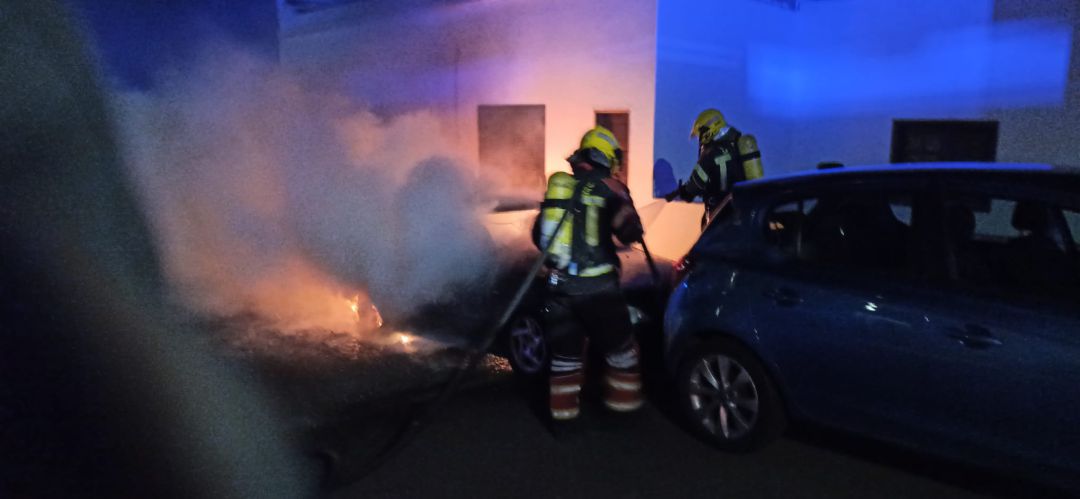Los bomberos sofocando el incendio. Los bomberos sofocando el incendio.