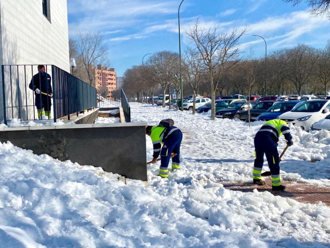 Operarios retirando nieve e hielo en las calles de Móstoles Operarios retirando nieve e hielo en las calles de Móstoles