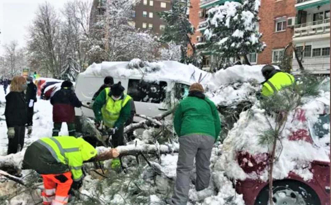 Operarios y vecinos trabajando tras la nevada Operarios y vecinos trabajando tras la nevada