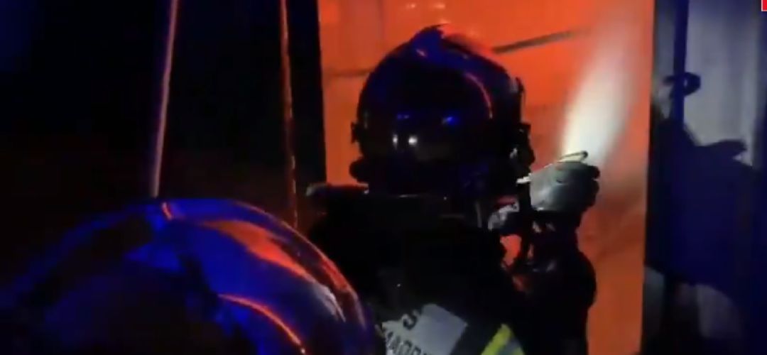 Los Bomberos de la Comunidad de Madrid sofocan el incendio en una nave de Humanes de Madrid. Los Bomberos de la Comunidad de Madrid sofocan el incendio en una nave de Humanes de Madrid.