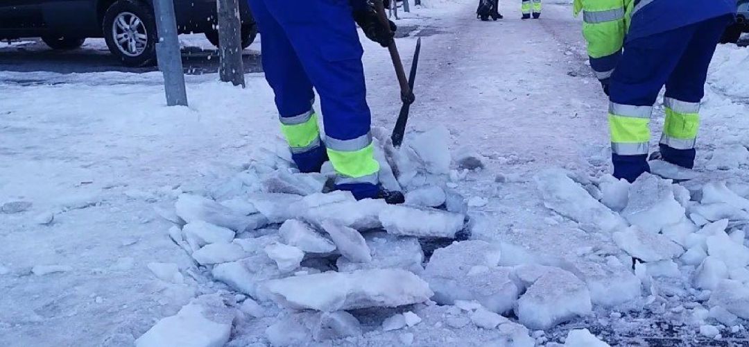 Operarios del Ayuntamiento fuenlabreño retiran la nieve helada de los accesos a colegios de la ciudad. Operarios del Ayuntamiento fuenlabreño retiran la nieve helada de los accesos a colegios de la ciudad.