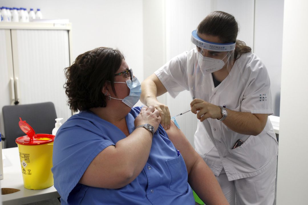 Una enfermera administra la vacuna Pfizer-BioNtech contra el COVID-19 Una enfermera administra la vacuna Pfizer-BioNtech contra el COVID-19