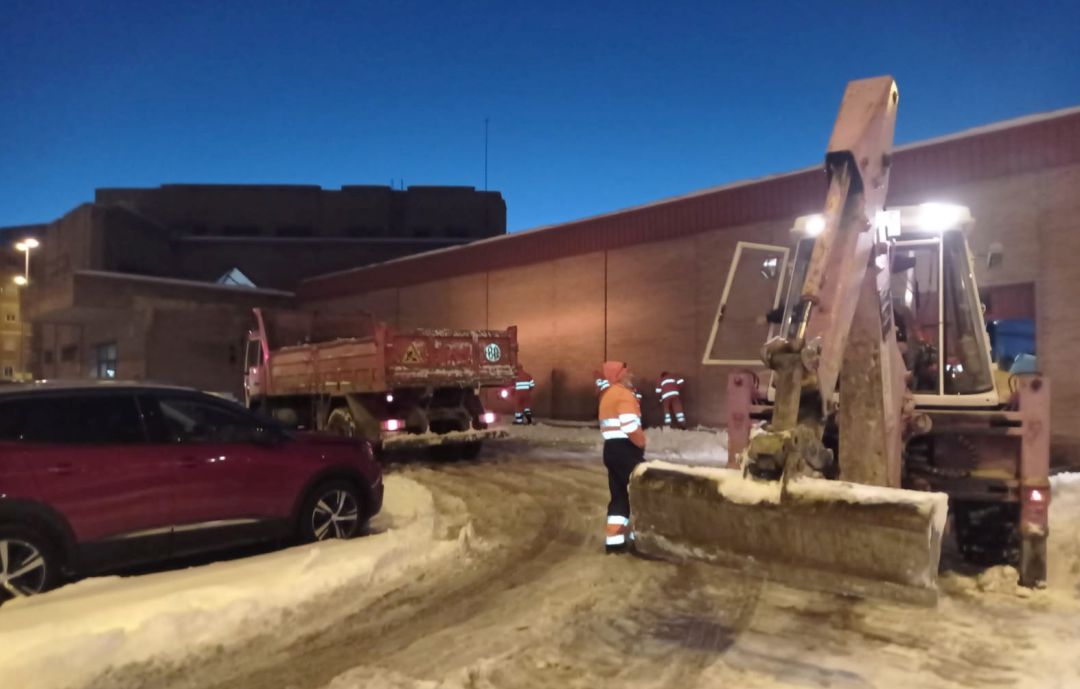Limpieza de nieve en la estación de autobuses de Soria Limpieza de nieve en la estación de autobuses de Soria