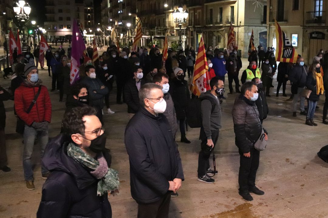 Concentració a la plaça de la Font. Concentració a la plaça de la Font.