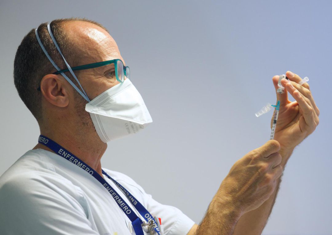 Un enfermero prepara este viernes dosis de la vacuna contra el coronavirus de Pfizer-BioNtech para administrársela a los profesionales del Hospital de Fuerteventura Un enfermero prepara este viernes dosis de la vacuna contra el coronavirus de Pfizer-BioNtech para administrársela a los profesionales del Hospital de Fuerteventura